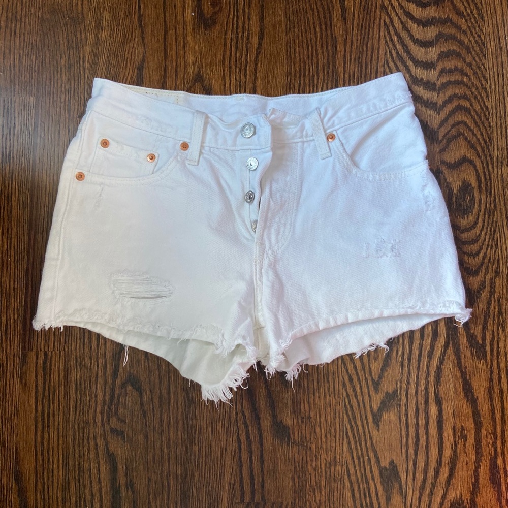 White denim Levi shorts